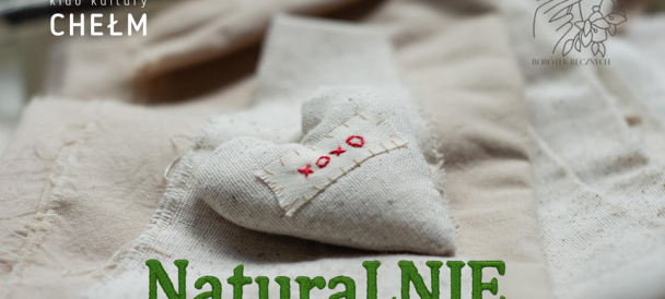 Obrazek przedstawia lnianą tkaninę, na której leży ręcznie uszyte serduszko.