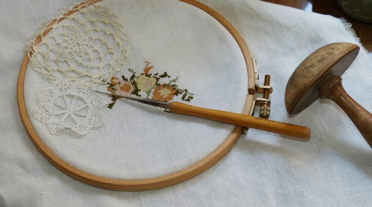 Obrazek przedstawia tamborek z haftem