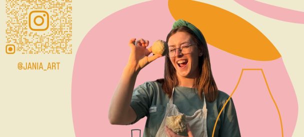 Obrazek przedstawia uśmiechniętą instruktorkę.