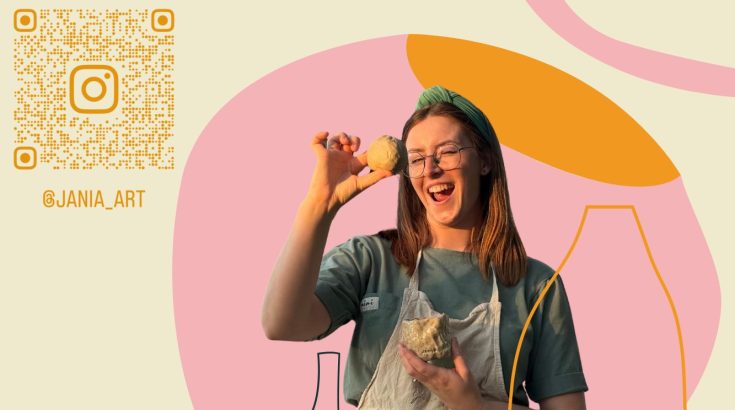 Obrazek przedstawia uśmiechniętą instruktorkę.