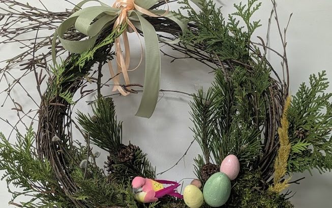 Obrazek przedstawia wianek wielkanocny.