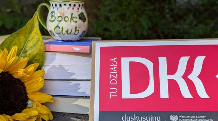 Obrazek przedstawia książki i filiżankę