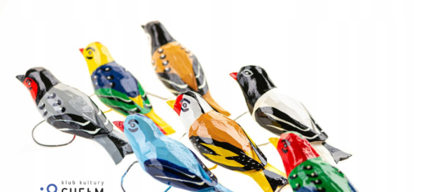 Obrazek przedstawia wielobarwne drewniane ptaszki