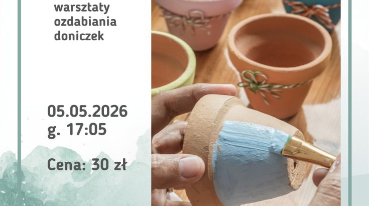 Obrazek przedstawia gliniane doniczki w trakcie malowania błękitną farbą.