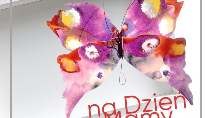 Obrazek przedstawia papierowego kolorowego motyla pomalowanego w odcienie różu farbami akwarelowymi.