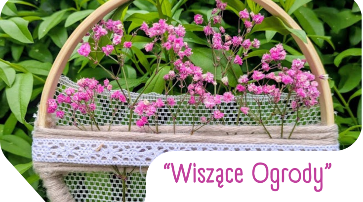 Obrazek przedstawia dekorację w stylu boho z suszonych kwiatów, juty i koronki.